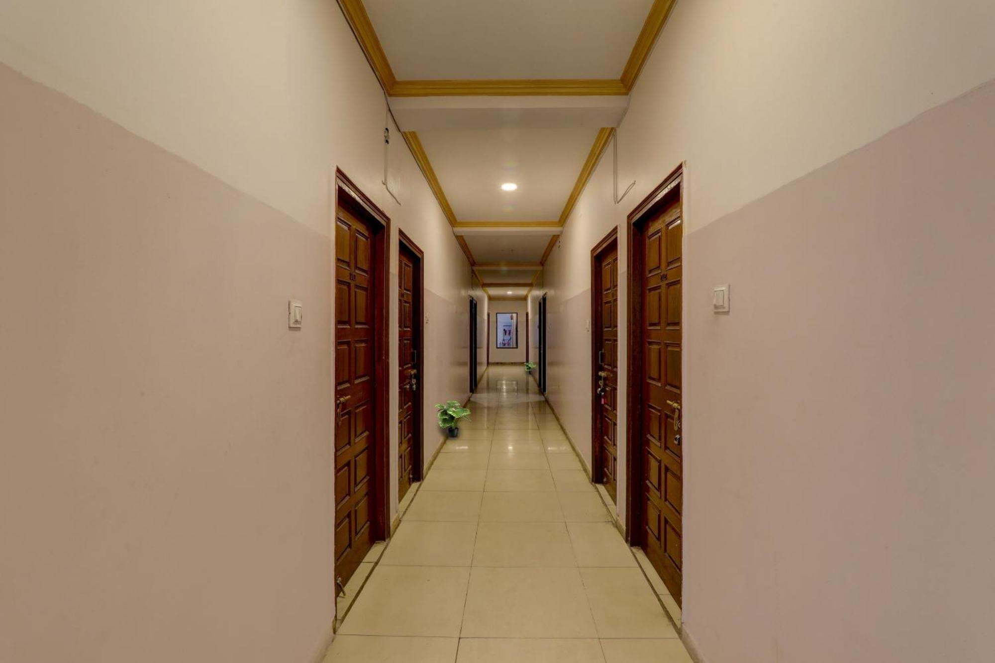 Collection O Premier Near Hazratganj Lucknow Exterior foto